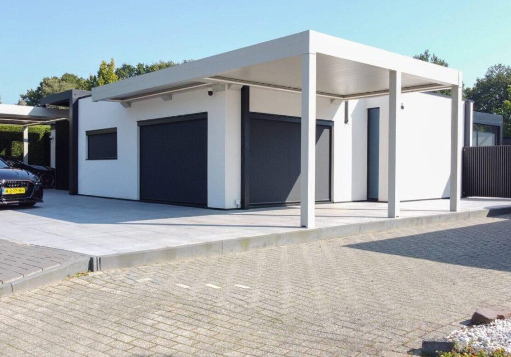 Witte carport bij bungalow