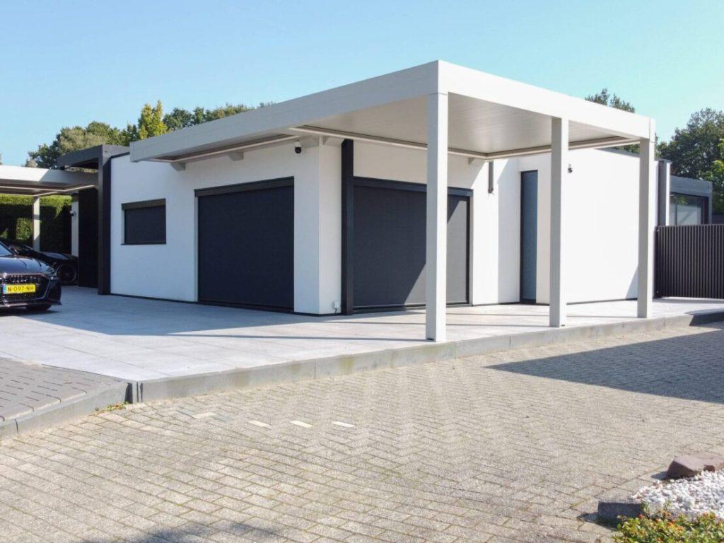 Witte carport bij bungalow
