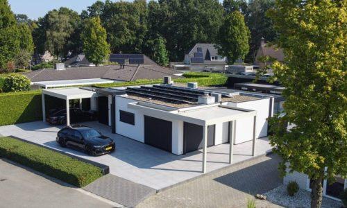 Bungalow met twee carports van bovenaf gefotografeerd