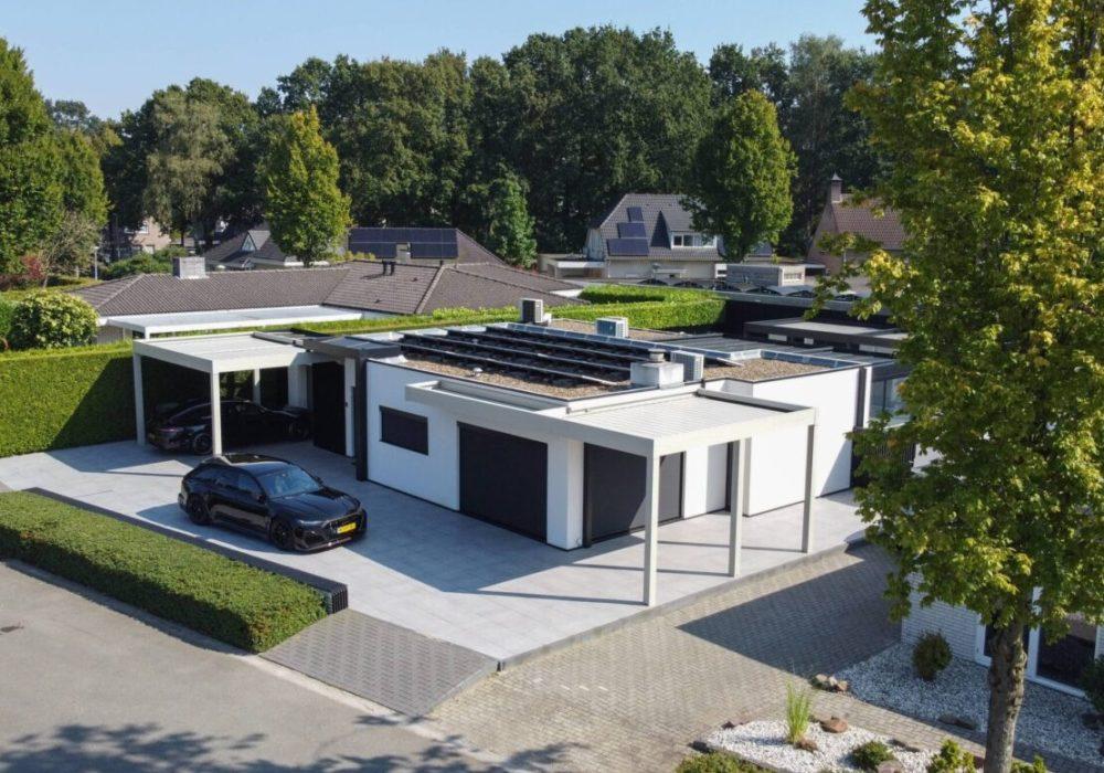 Bungalow met twee carports van bovenaf gefotografeerd