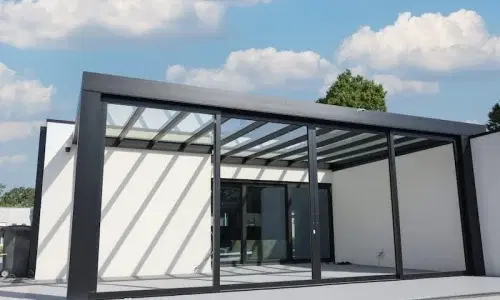 Strakke cube veranda met glazen deuren