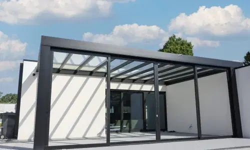 Cube veranda met glazen schuifdeuren