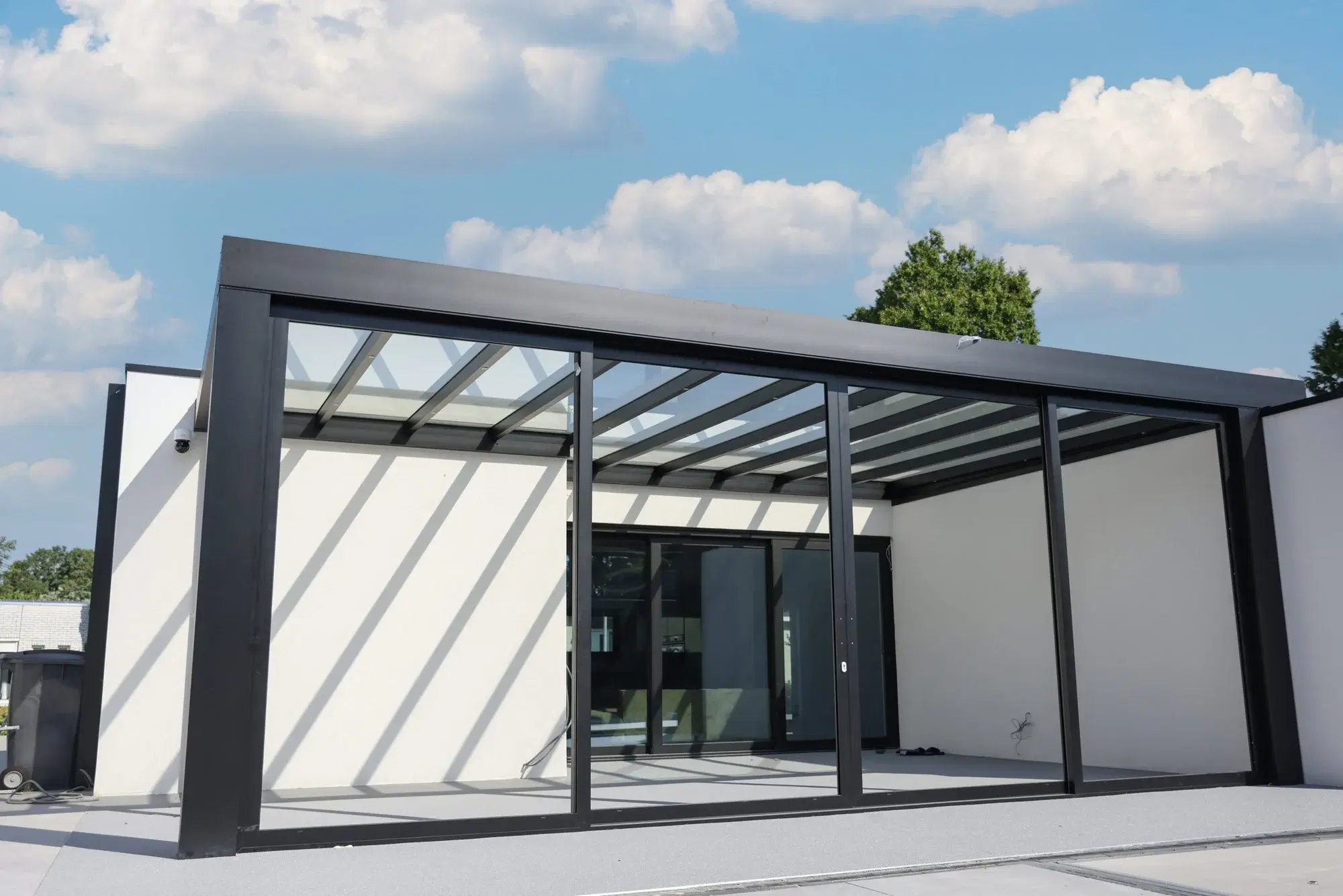 Strakke cube veranda met glazen deuren