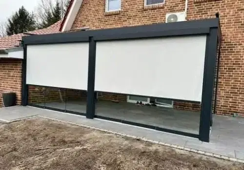 Half open zonwerende screens veranda bij daglicht
