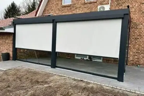 Half open zonwerende screens veranda bij daglicht