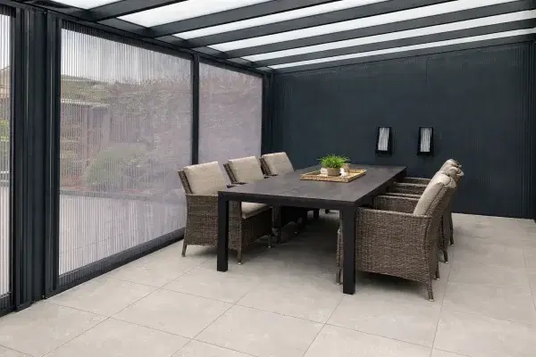 Horren aan de binnenkant van een gesloten veranda