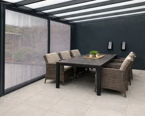 Horren aan de binnenkant van een gesloten veranda