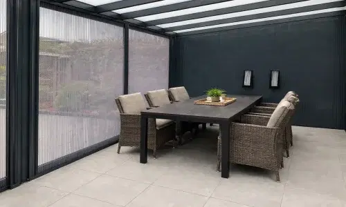 Horren aan de binnenkant van een gesloten veranda