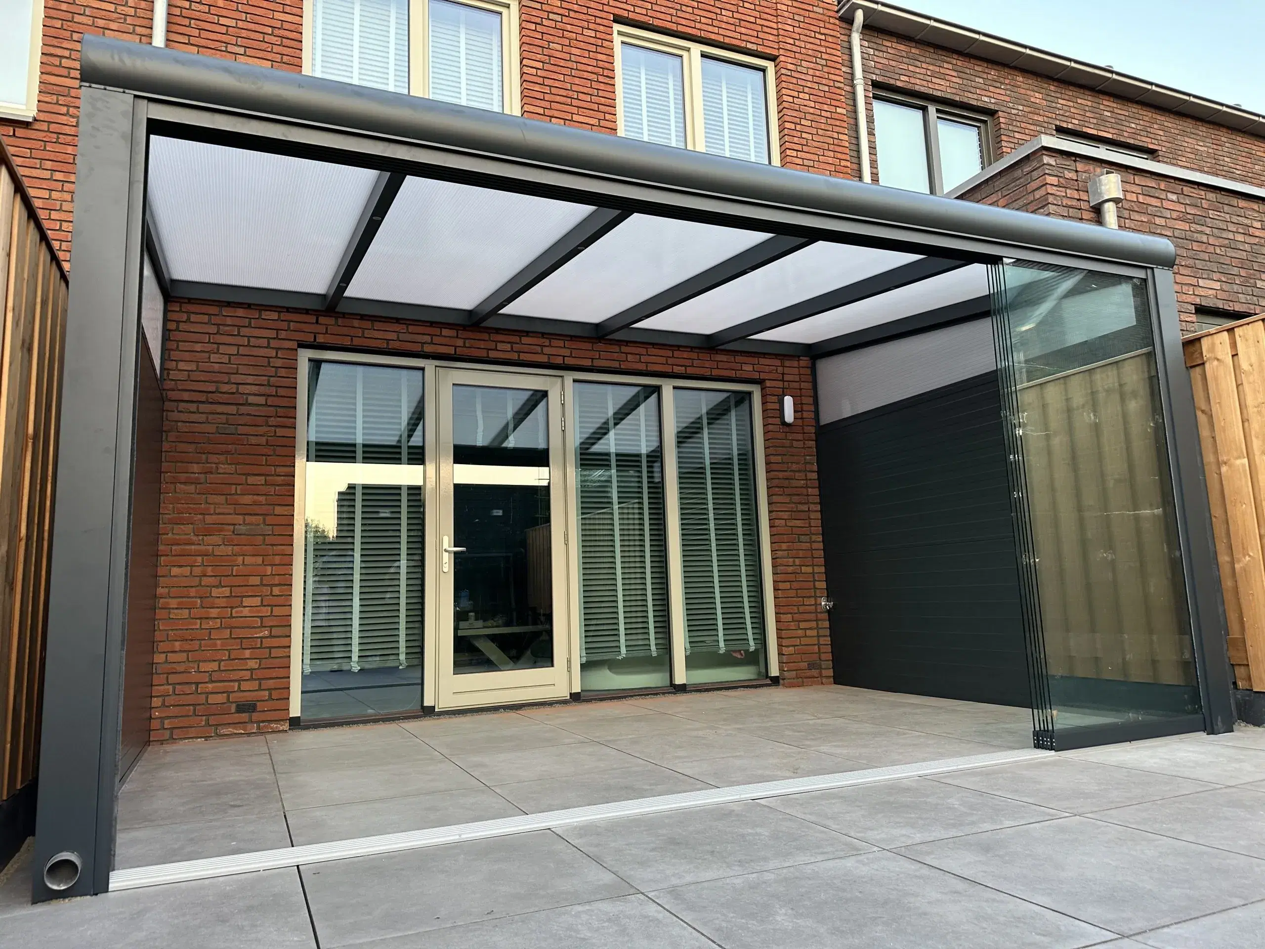 Veranda met polycarbonaat dak aan een woning