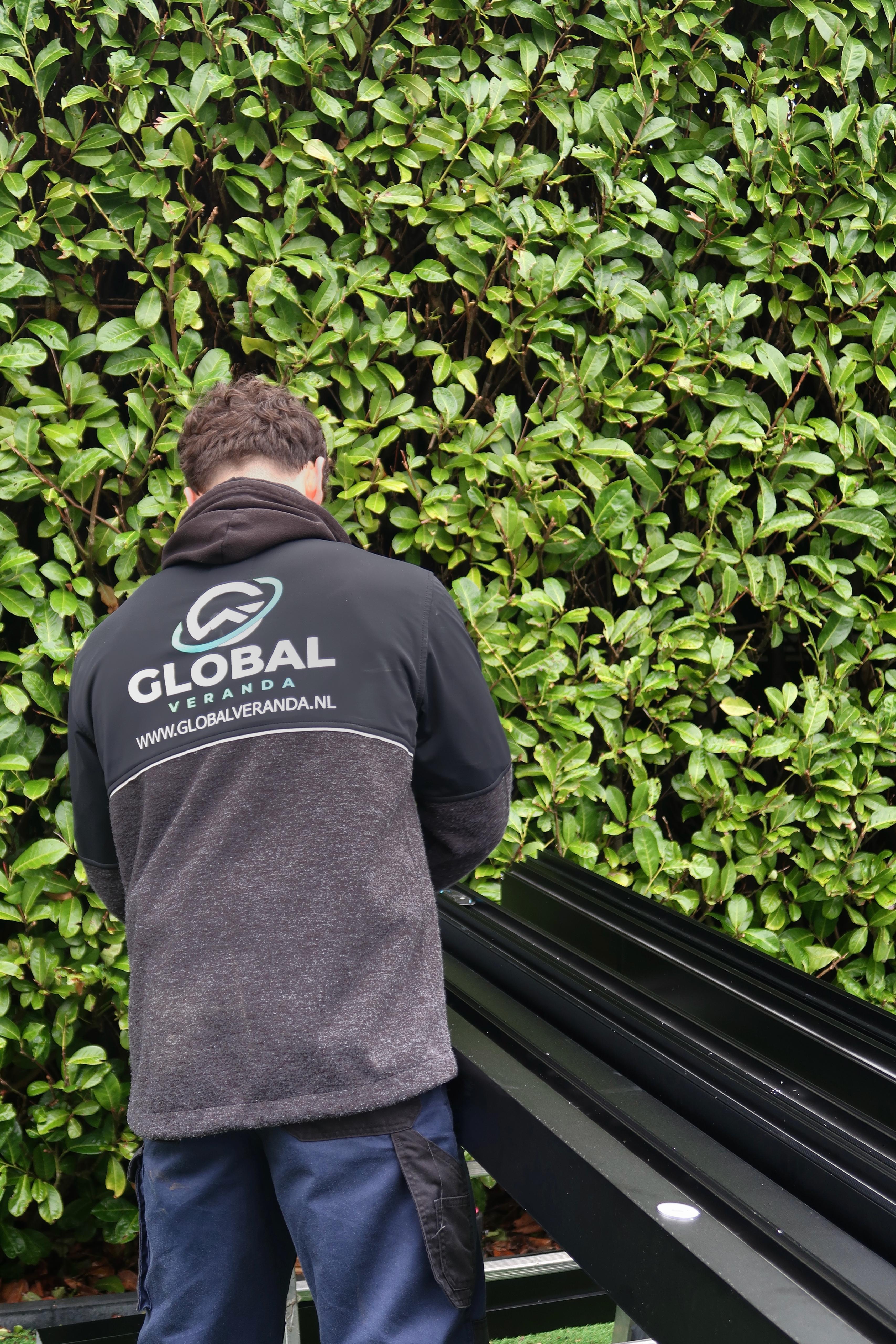 Monteur van Global Veranda werkt aan een overkapping