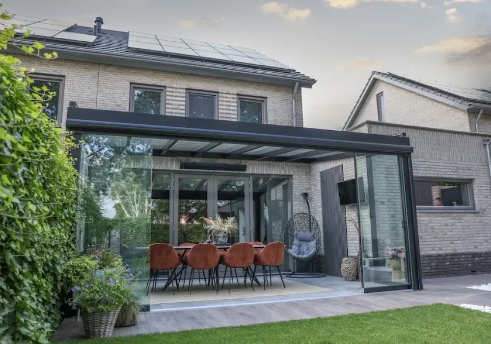 overkapping met glazen dak en tuin
