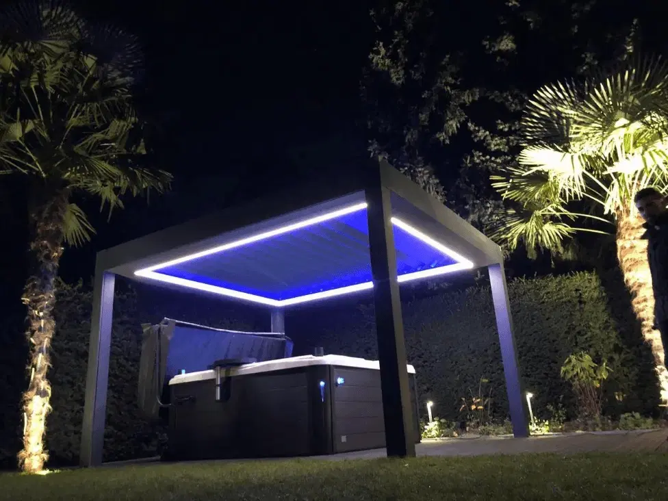 Overkapping met lamellendak en verlichting