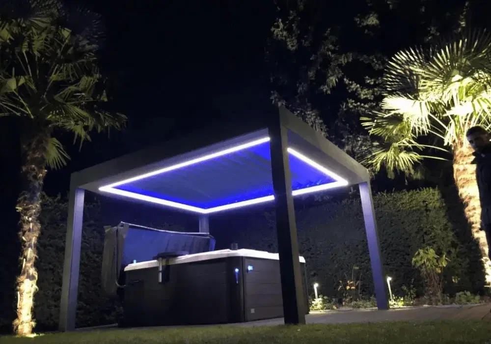 Overkapping met lamellendak en verlichting