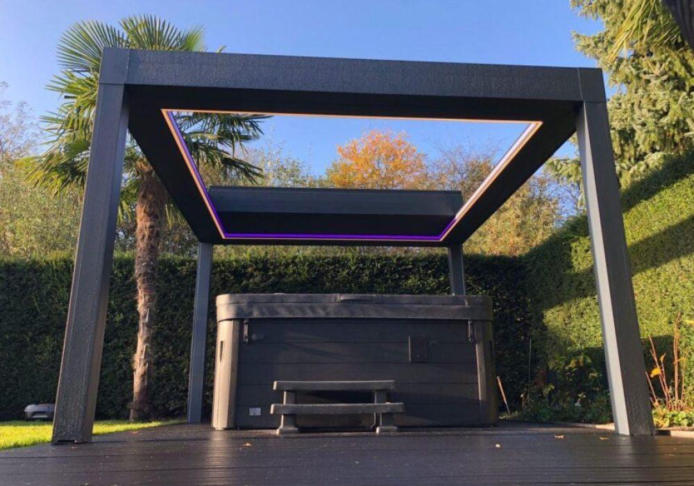 Overkapping met open lamellendak en jacuzzi eronder