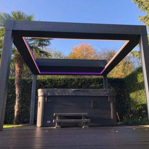 Overkapping met open lamellendak en jacuzzi eronder
