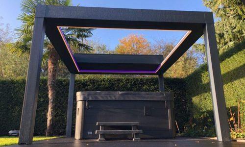 Overkapping met open lamellendak en jacuzzi eronder