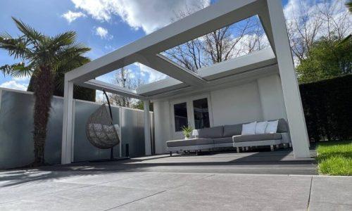 Witte overkapping met lamellendak