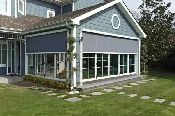 Half geopende screens bij een aanbouw