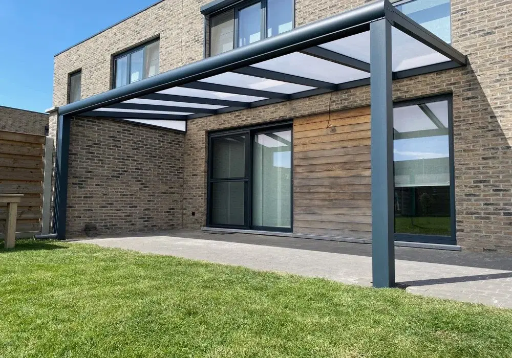veranda met glazen dak aan rijtjeshuis