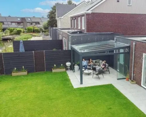 Overkapping met glazen dak vanaf boven gefotografeerd