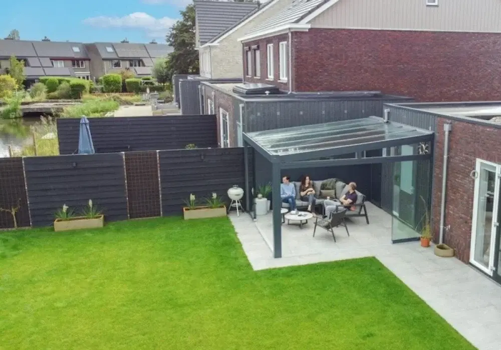 Overkapping met glazen dak vanaf boven gefotografeerd