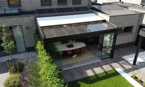 Veranda met zonwering vanuit de lucht gezien