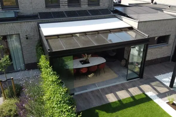 Veranda met zonwering vanuit de lucht gezien
