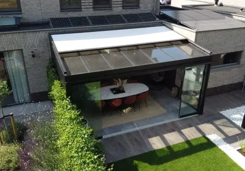 Veranda met zonwering vanuit de lucht gezien