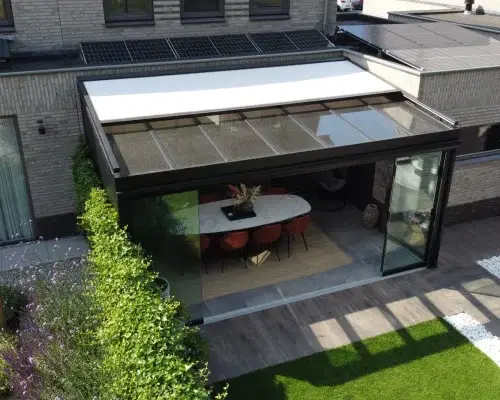 Veranda met zonwering vanuit de lucht gezien