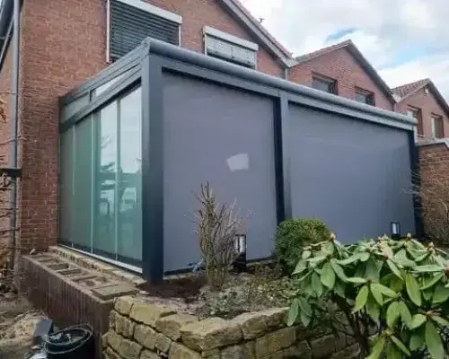 Gesloten zonwerende screens voor een serre