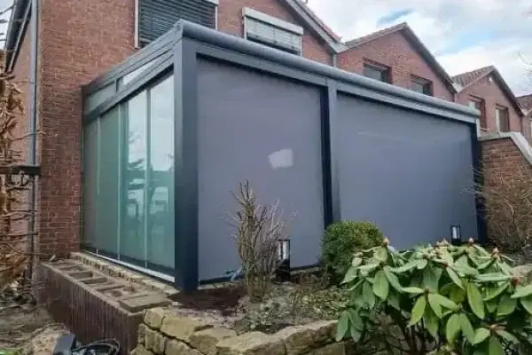 Gesloten zonwerende screens voor een serre