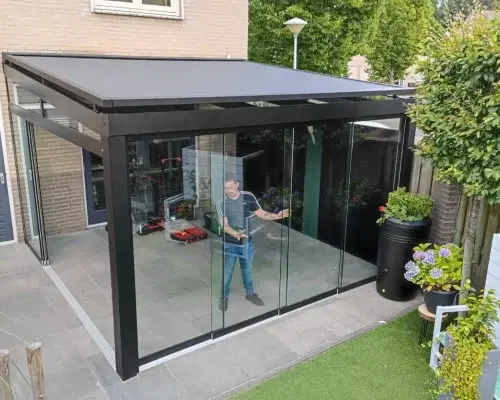 Glazen veranda met zonwering en schuifdeuren