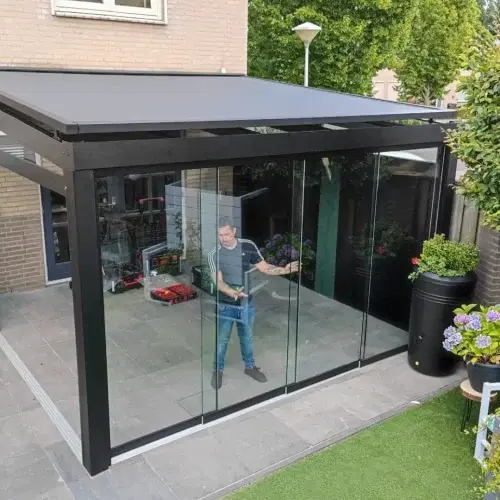 Glazen veranda met zonwering en schuifdeuren