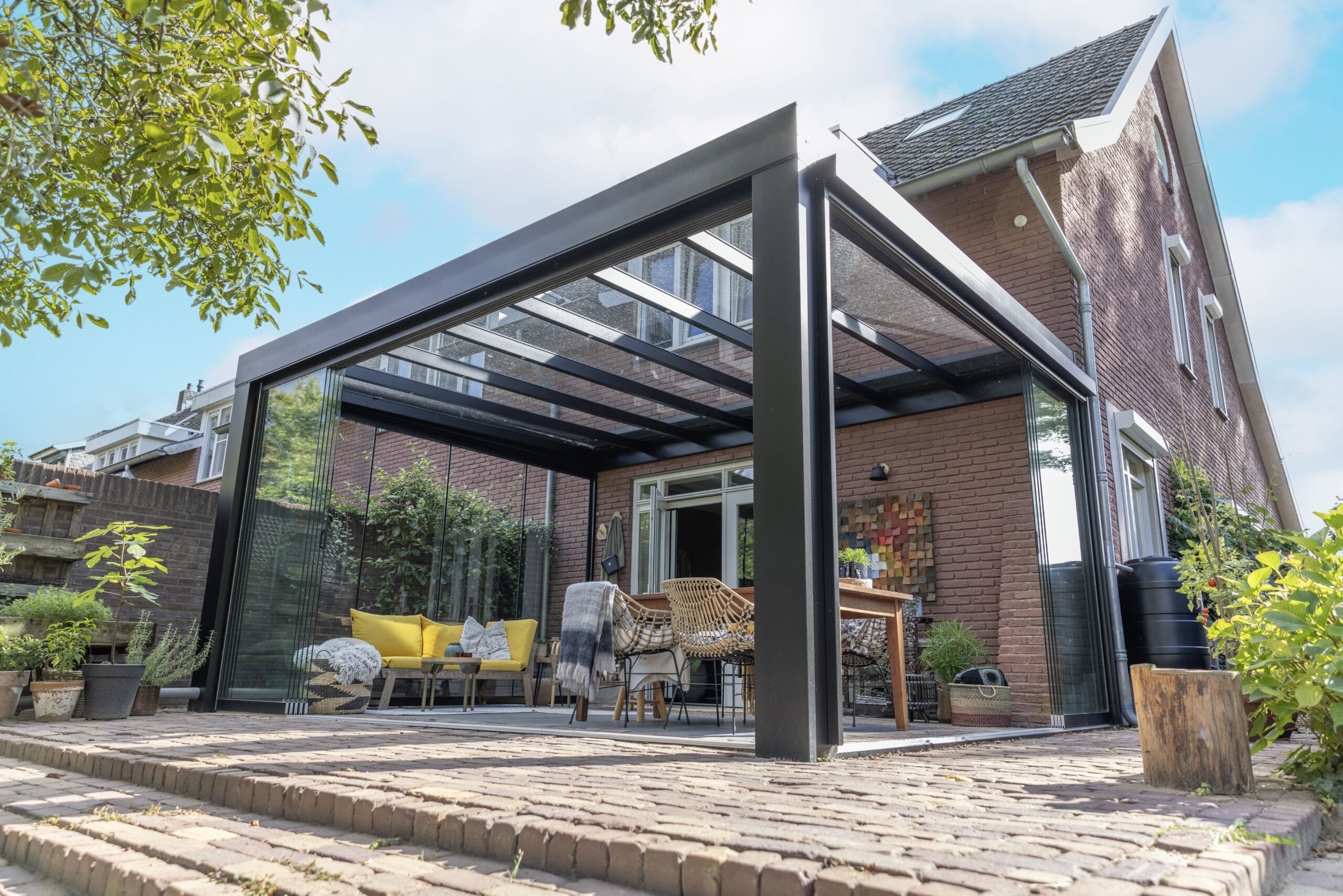 Cube veranda met glazen schuifwanden aan een woning