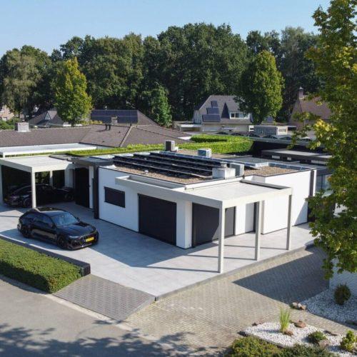 Bungalow met twee carports van bovenaf gefotografeerd